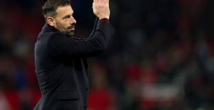 Ван Нистелрой привлече вниманието на Бърнли