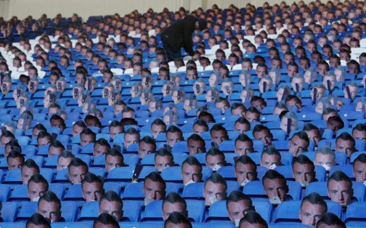 Лестър раздаде 30 000 маски на Варди в знак на протест срещу наказанието на нападателя. 