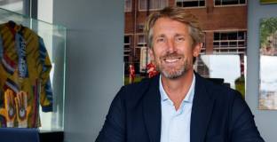 Аякс продължи с Ван дер Сар