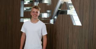 Аугсбург подписа с брата на Гьотце 