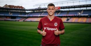 Ракия и футбол - Така представиха Мартин Минчев на феновете на Спарта Прага