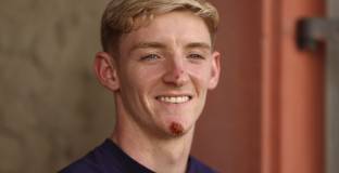 Гордън получи подарък защитна каска