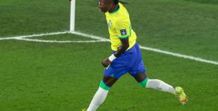 Жуниор счупи рекорда за голове срещу Ливърпул 