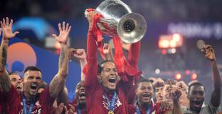 Дайк: Време е защитник да спечели Златна топка