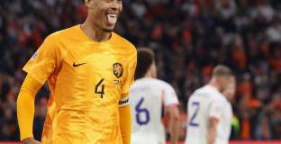 Ван Бастен упрекна Ван Дайк