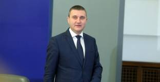 Финансовият минисър: Футболните отбори да измислят начин да не са търговски дружества