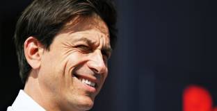 Тото Волф посочи пилотите, които имат място в Мерцедес 