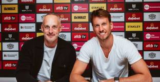  Борнемут подписа с бивш вратар на Барса