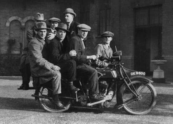 Вратарят на Вила Сирил Спирс.