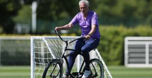 Моуриньо: Трудно е да гледаш, че другите играят футбол, а ние - не