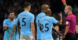 Невил: Четвъртият арбитър подсказа за изгонването на Уокър 