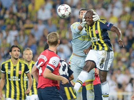 Стражът на Фенербахче Вулкан Демирал обърка топката с глава на Уебо