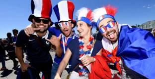 Фен на Франция се опитва да намери болница, в която е лекуван 