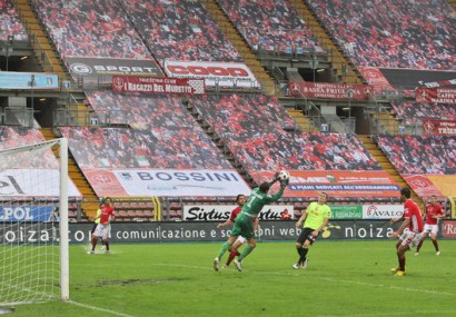 Италианския Триестина постави транспаранти с фенове с цел да напълни стадиона