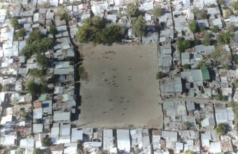 Футболен мач във Вила Мисерия - най-бедният квартал на Буенос Айрес.  