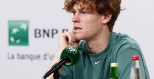 Синер призна за проблеми с бедрото