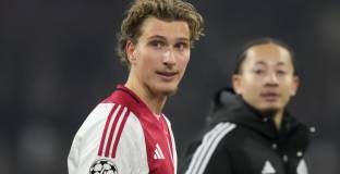 Барса и Арсенал следят 20-годишно крило на Аякс