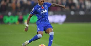 Ашли Йънг може да играе срещу сина си във ФА Къп