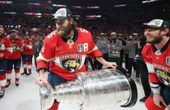 Защитникът на Флорида Пантърс Аарън Екблад донесе Купата Стенли на домашна арена в Онтарио.