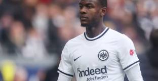  Айнтрахт Франкфурт се раздели със защитник