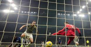 Автогол носи успеха на Интер срещу Юве