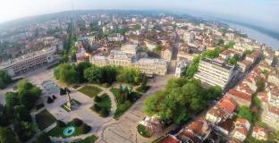 Фенове на ЦСКА и Левски си спретнаха меле в Русе